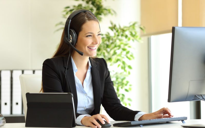 Frau an PC mit Headset